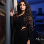 Anjana Rangan Instagram - Black outfits are the sexiest.. especially when its a saree! 🖤Photography : @dilipkumar_photography Makeup by @makeup_by_kez Hair : @hairstylist_rajee1111 Saree and blouse : @magicbyjeeni Styling : @styledbyvarsh