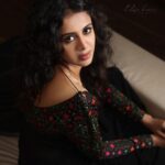 Anjana Rangan Instagram - Black outfits are the sexiest.. especially when its a saree! 🖤Photography : @dilipkumar_photography Makeup by @makeup_by_kez Hair : @hairstylist_rajee1111 Saree and blouse : @magicbyjeeni Styling : @styledbyvarsh