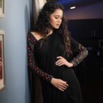 Anjana Rangan Instagram - Black outfits are the sexiest.. especially when its a saree! 🖤Photography : @dilipkumar_photography Makeup by @makeup_by_kez Hair : @hairstylist_rajee1111 Saree and blouse : @magicbyjeeni Styling : @styledbyvarsh