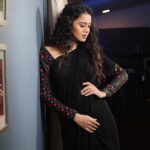 Anjana Rangan Instagram – Black outfits are the sexiest.. especially when its a saree! 🖤Photography : @dilipkumar_photography 
Makeup by @makeup_by_kez 
Hair : @hairstylist_rajee1111 
Saree and blouse : @magicbyjeeni 
Styling : @styledbyvarsh