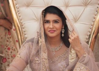 Anjena Kirti Instagram - #Maanaadu Streaming on @sonylivindia Now … Merry Christmas Eve People 🤗❤️🎄🎅🏼☃️❄️🎁 #Zarina #Meherezyla