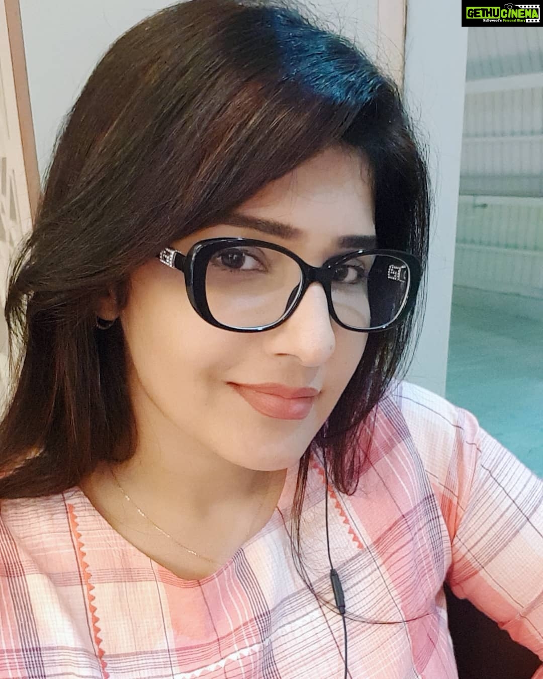 Anjena Kirti Instagram - #Nerdster ! Happy Sunday Lovelies 🥂 How was ur weekend? 💕 Chennai International Airport Departure Hall
