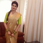 Anjena Kirti Instagram - #Pongalopongal #LoveForSaree💖 #GoldenSilkSaree #SunTV #Promotions 🙏🦋✡🕉💖💐 #chubbierdays #Anjenakirti Saree : @palam_silks