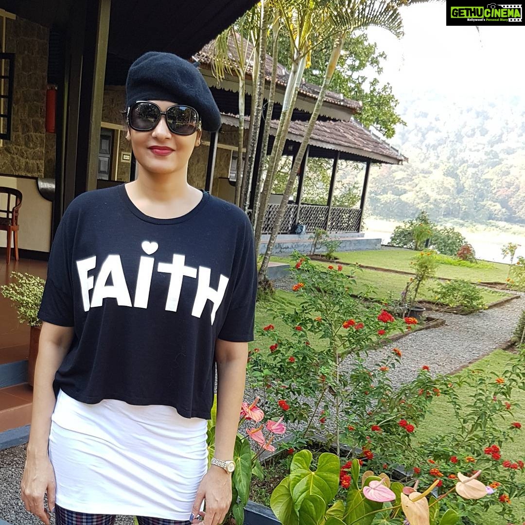 Anjena Kirti Instagram - #Day4 #VacationModeOn #👑💕👒👜🦋🐒🐵🦌🤳🐗☕🍃👑💕🤗 #Myfavouriteteeshirt #withfaithanythingispossible Lake Palace, Thekkady