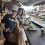 Anjena Kirti Instagram – #holiday #familytime #thailand #bangkok #floatingmarket #yummythaifood #mommykins 😙😍⛵🏯🛫🏖👍😎 #Anjenakirti behindthelens @thoughtpolicedesign Amphawa, Samut Songkhram, Thailand