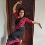 Anju Aravind Instagram – എല്ലാ ഗുരുക്കന്മാർക്കും പ്രണാമം 🙏ഗുരുത്വം എന്നത് വിദ്യ പകർന്നു നൽകുന്ന ഗുരുവിനോടുള്ള ആദരം മാത്രമല്ല കിട്ടുന്ന മൂല്യങ്ങളോടുള്ള ആദരവും കൂടിയാണിത്.ഗുരുവിൻ്റെ നൈതിക ബോധത്തിലുള്ള ശിഷ്യരുടെ തീർത്ഥയാത്ര കൂടിയാണിത്. ചിട്ടയായ ജീവിതചര്യകളിലൂടെയാണത് സാർത്ഥമാകുന്നത്. മക്കൾക്കും മീതെ ശിഷ്യനു സ്ഥാനം കൽപ്പിച്ച കുല പരമ്പരയെ ആദരിക്കുന്ന വേളയാണിന്ന്.ഗുരുവെന്ന വിശിഷ്ട പദം കയ്യാളുന്ന മഹത്തുക്കൾക്ക്
 *കോടി കോടി പ്രണാമം*