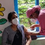 Anju Aravind Instagram - Vaccinated, thanks to Ranjinichechy, prakashettan, shaji, Ranjithsir(health inspector), saji(junior H. I), all the staffs who made this possible 🙏🙏🙏