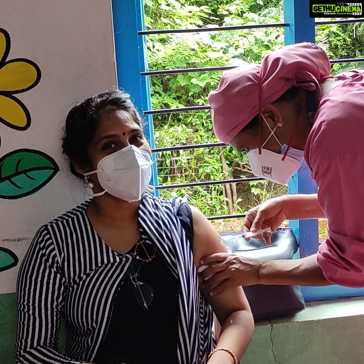 Anju Aravind Instagram - Vaccinated, thanks to Ranjinichechy, prakashettan, shaji, Ranjithsir(health inspector), saji(junior H. I), all the staffs who made this possible 🙏🙏🙏