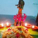 Anju Aravind Instagram - എല്ലാരും വീഡിയോ കണ്ടു ലൈക്കും സബ്സ്ക്രൈബ് ഉം ചെയ്യണേ..അമ്പലങ്ങൾ ഒക്കെ അടച്ചിരിക്കുന്ന സമയത്തു നൈയ്പായസം മിസ്സ്‌ ചെയ്യുന്നില്ലേ... https://youtu.be/vKJH_CEbalo