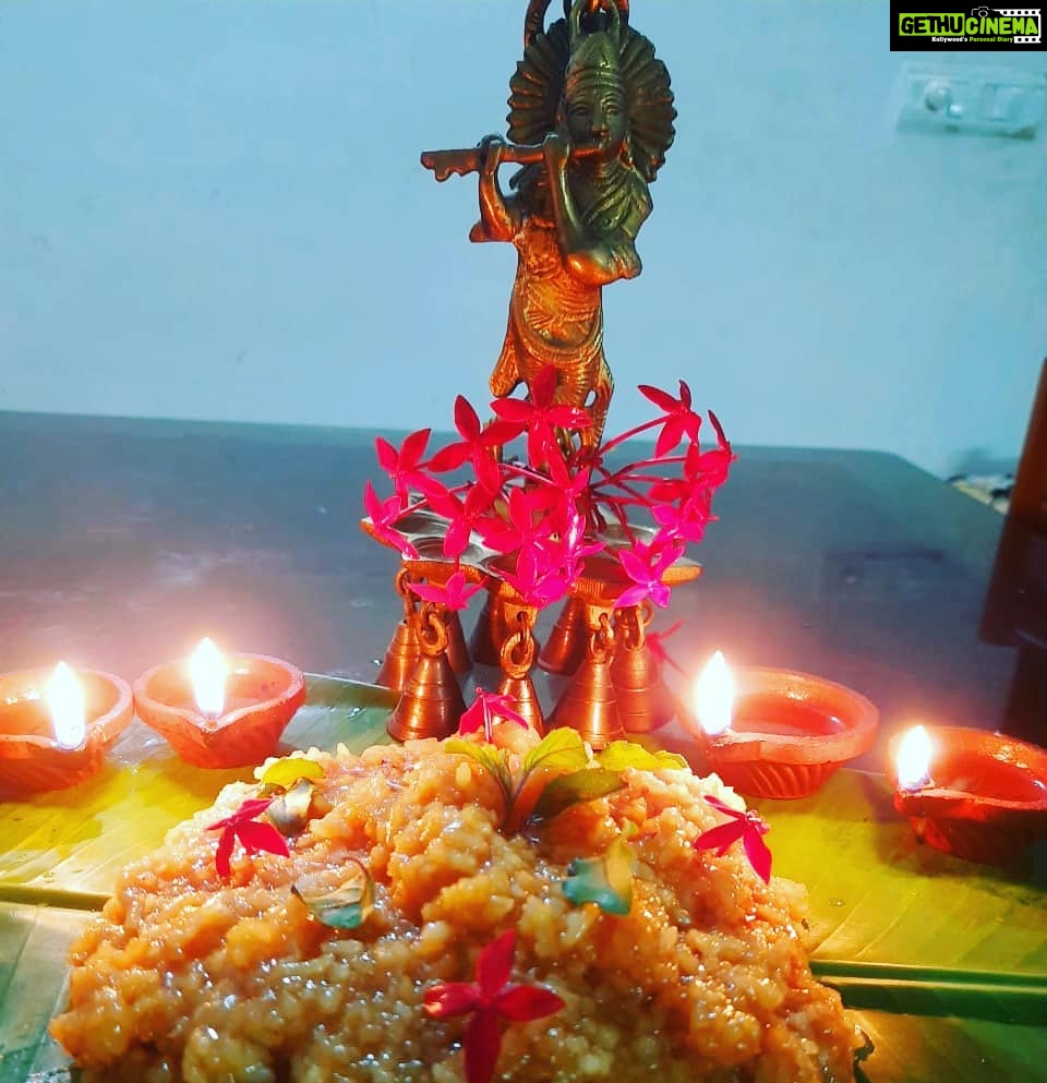 Anju Aravind Instagram - എല്ലാരും വീഡിയോ കണ്ടു ലൈക്കും സബ്സ്ക്രൈബ് ഉം ചെയ്യണേ..അമ്പലങ്ങൾ ഒക്കെ അടച്ചിരിക്കുന്ന സമയത്തു നൈയ്പായസം മിസ്സ് ചെയ്യുന്നില്ലേ... https://youtu.be/vKJH_CEbalo