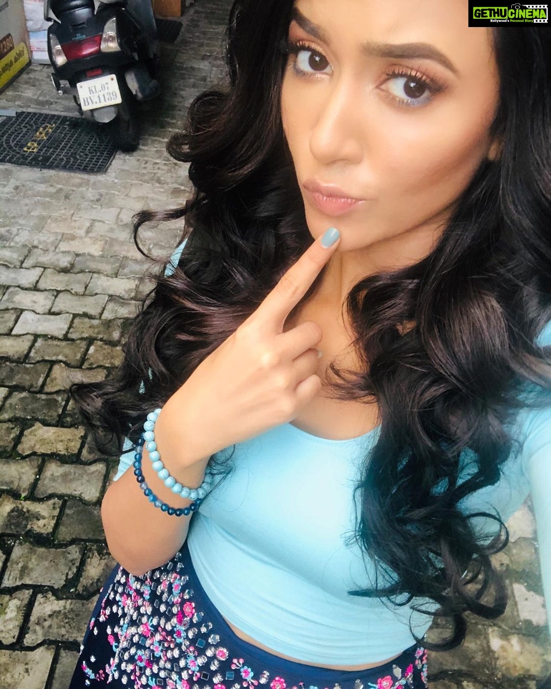 Anju Kurian Instagram - Stuck in a generation where love is just a quote and lying is the new truth !!! 🤔💭 . . . Stylist - @joe_elize_joy MUA- @makeupbytonymua