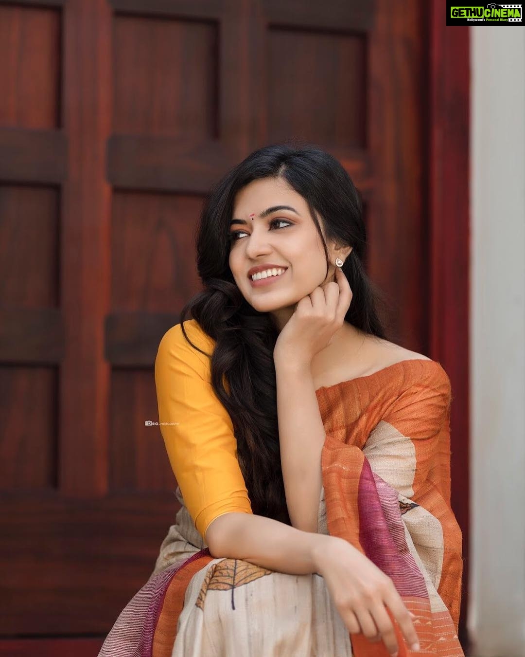 Anju Kurian Instagram - Be selfish enough to have self love , self worth & self respect. Because behind every successful woman is herself. Happy womenβs day π§π»π±π»ββοΈπ€±π»π΅πΌ. P.c - @riophotography.in Wardrobe- @shiulisarees Hair n make up- @makeupartistrybykavithasekar
