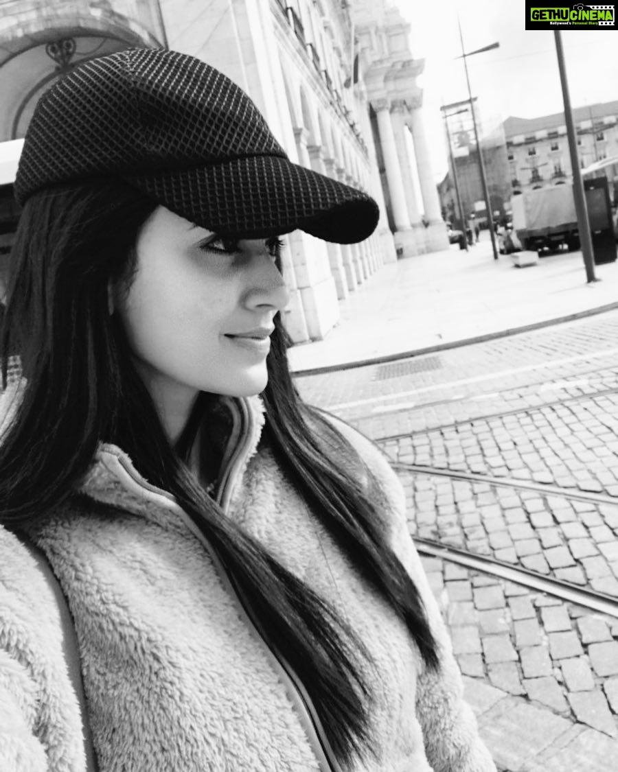 Anju Kurian Instagram - #goodnight🌙 #myblack&whitestory #portugaldiaries #goodvibes #travelmaniac #enjoyingthebreeze #instafamily #xoxo