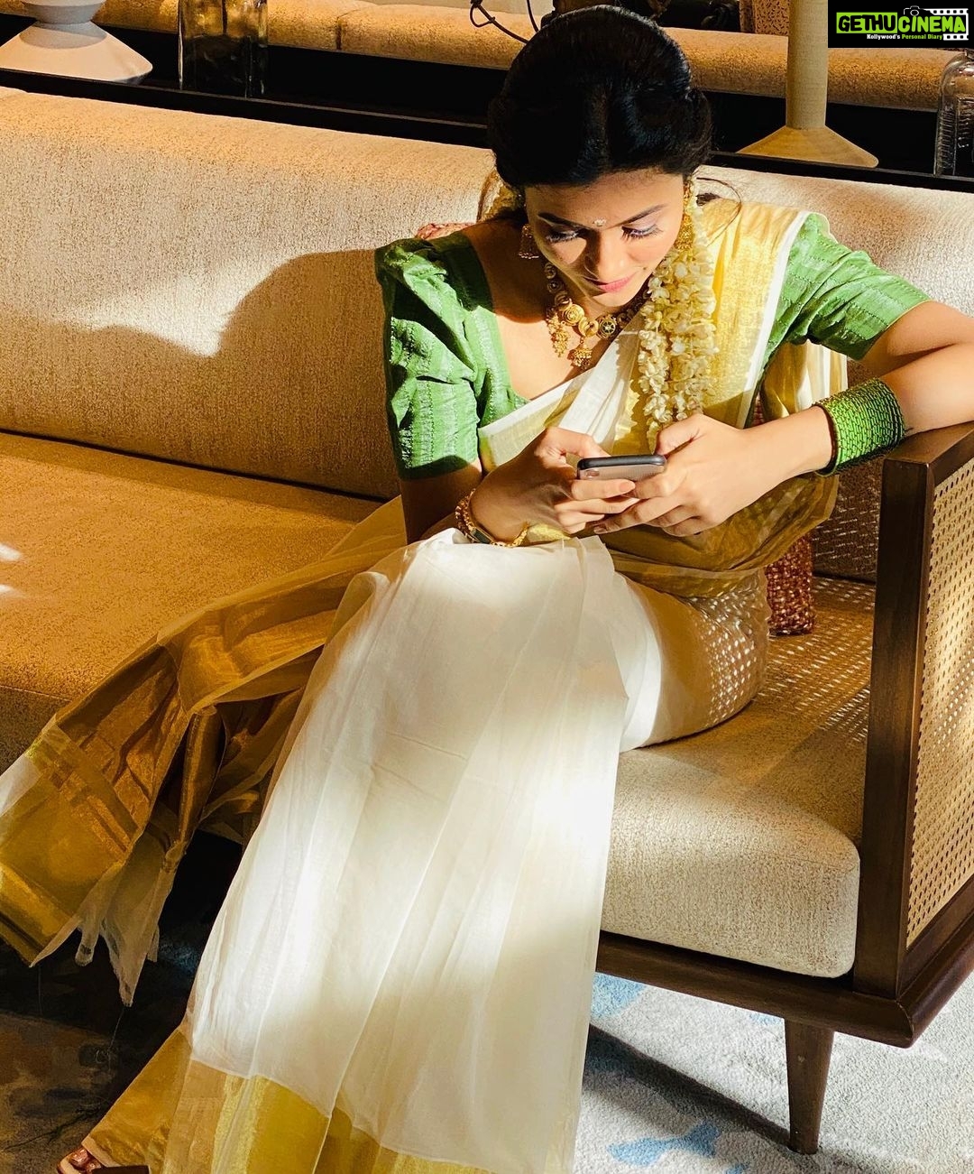 Anju Kurian Instagram - Life is short. So let my pallu be long ! π€·π»ββοΈπ€·π»ββοΈπ€·π»ββοΈ . . . . Stylist - @gayathrikishore_gk Makeup - @shiva_makeover Hair stylist - @vijaylakshmibridalmakeover