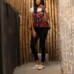 Anju Kurian Instagram - Happy new year friends 😀✨. Name one thing you want in your life in 2018. #newbeginnings #morehope #365newdays365newchances #saygoodbyetodramatoxicpeopleandselfcriticism #sayyestomorehappiness #becontent Photo credits : dmns Wardrobe: @kimara.fashionstudio Make up: preeti somshekar