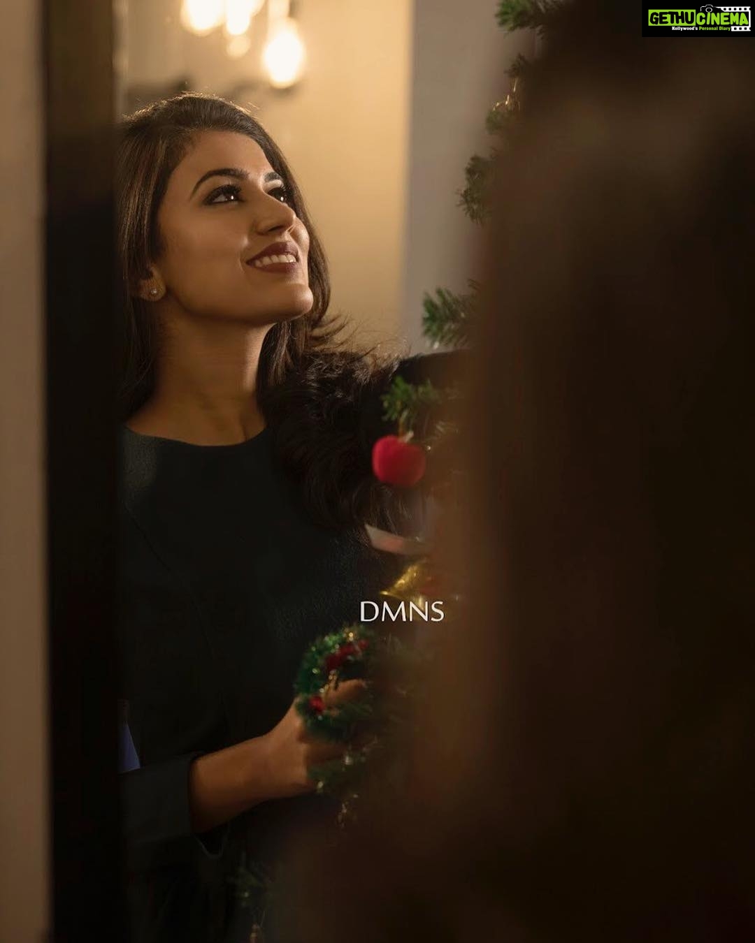 Anju Kurian Instagram - There is nothing more magical than coming down in the dark n turning on the Christmas tree lights. ✨⛄️ I hope u all are enjoying your Christmas Eve 🎄⛄️🎄 Photo credits: @dimensions.dmns Wardrobe: @kimara.fashionstudio Make up n hair : @preeti_92