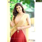 Anju Kurian Instagram - Wearing the @thedressshopchennai collection. 😍😍😍 Make up by @chisellemakeupandhair #behindwoods #untitledshowwithaashiq #