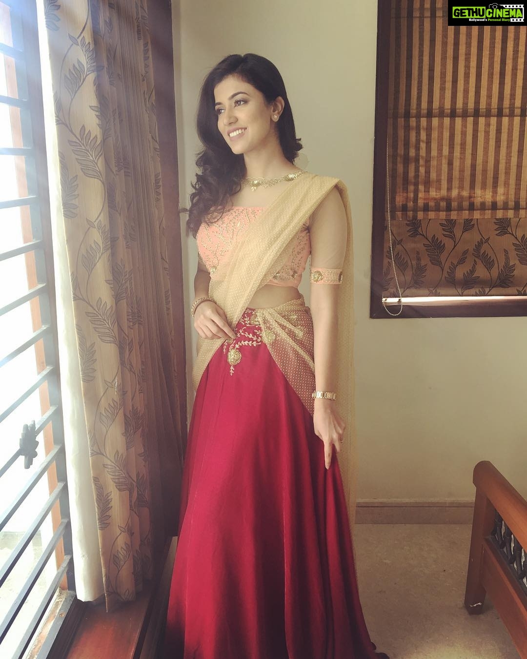 Anju Kurian Instagram - Wardrobe: @thedressshopchennai Make up : @chisellemakeupandhair #christmasspecial #behindwoods #chennai2singapore #promotion