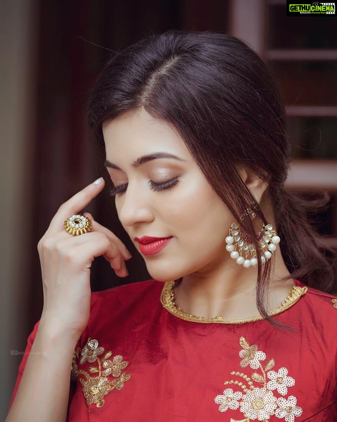 Anju Kurian Instagram - Inner beauty is great but a little mascara never hurt 😉 Wearing @zoya.muhammed n shot by @riophotography.in . Make up n hair : @chisellemakeupandhair , @nowshibaf