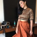 Anju Kurian Instagram - Thnx @suresh.menon For the lovely outfit n styling 😃 Hair n make up by @suresh.menon #funatwork #shoottime #lovemywork #indoorshoot #goodvibes #lovethisattire #shootday #xoxo
