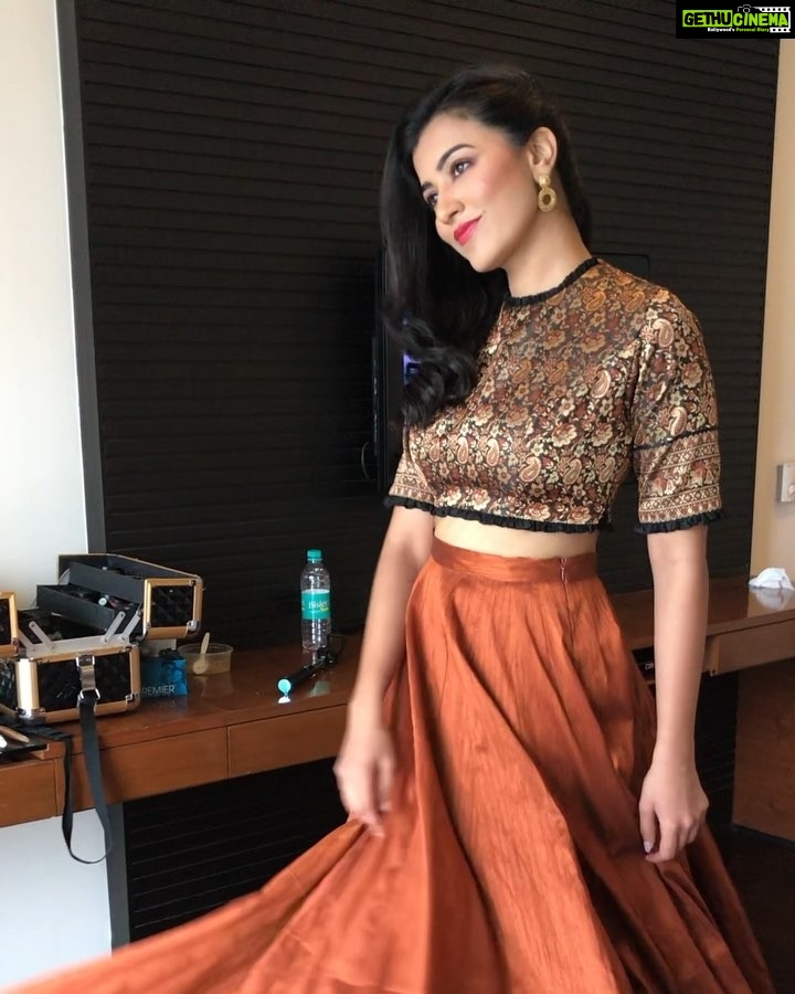 Anju Kurian Instagram - Thnx @suresh.menon For the lovely outfit n styling 😃 Hair n make up by @suresh.menon #funatwork #shoottime #lovemywork #indoorshoot #goodvibes #lovethisattire #shootday #xoxo