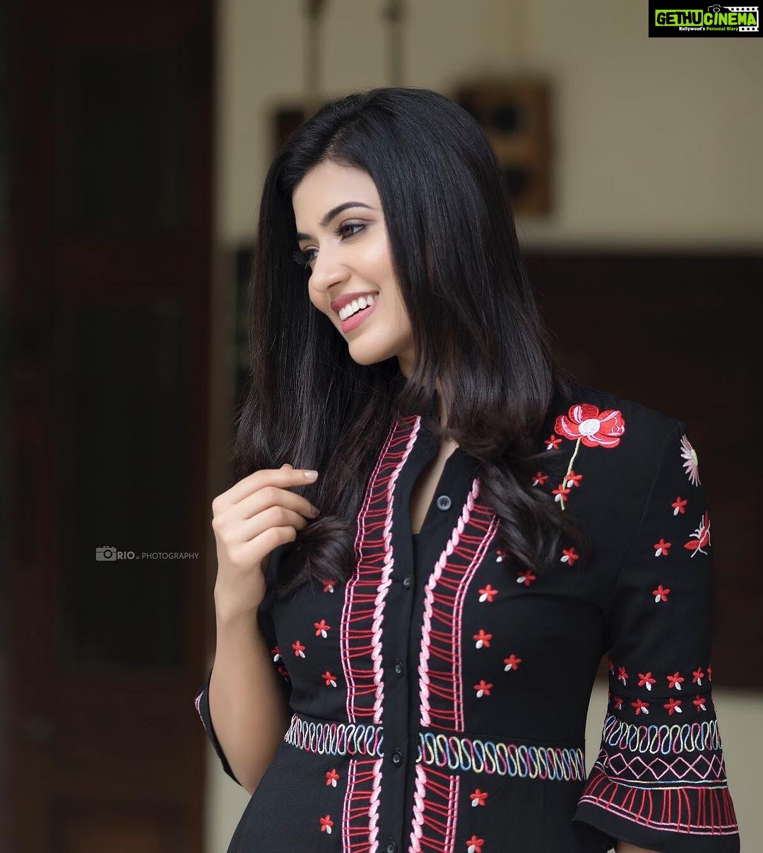 Anju Kurian Instagram - Sunkissed๐๐๐ Photo credits : @riophotography.in Makeup ๐: @nowshibaf , @chisellemakeupandhair
