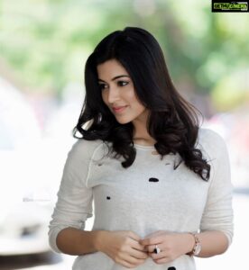 Anju Kurian Instagram - Keep calm and snap on 😎 Credits : @riophotography.in #thursdaymorning #riophotographyindia #chennaidiaries #sunkissed #photoftheday #instadaily #aboutalook #morningslikethese #minimalobsession #photosinbetween #abmlifeiscolorful #handsinframe #loveit❤️
