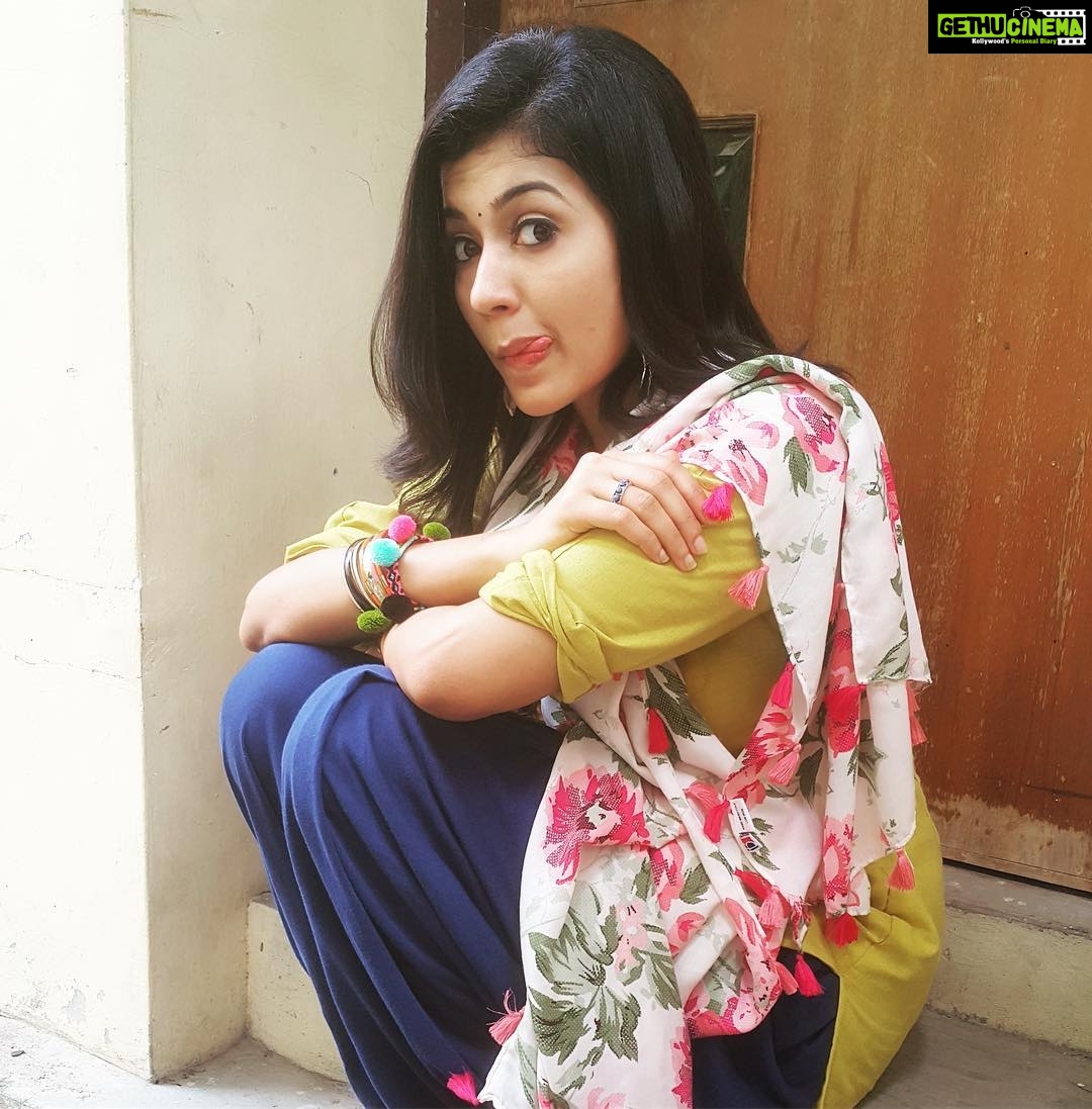 Anju Kurian Instagram - #tongueoutgirl #emojiface #instadaily #chennaidiaries📒💕 #funtime #timetorelax #colourfulattire #lovetopose😍 #goodeveningpost