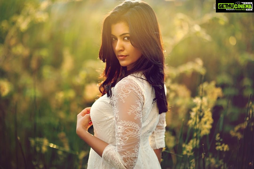 Anju Kurian Instagram - JUST L👀K. Look at all the amazing things that are yet to come. #lifeinframephotography #charanphotography #lifeisbeautiful #sunlighteffect✨#beautifulsoul👼 #positiveenergy💫 #bestnatureshot #raysofhope #believeinyourself #lookforward #fallforward #onelife2live #goodday🤗
