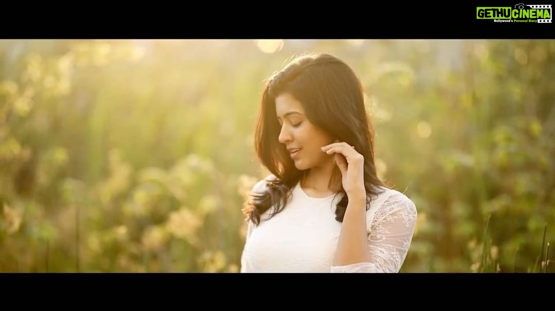 Anju Kurian Instagram - Namma ooru chennai 🥰. #makingvideo #photoshoot📷time #behindthescenes #keepcalmandlovenature #charanphotography #lifeisbeautiful #theearthhasmusicforthosewholisten #lifeinframephotography #goodmorningeveryone Credits: @charan_lif