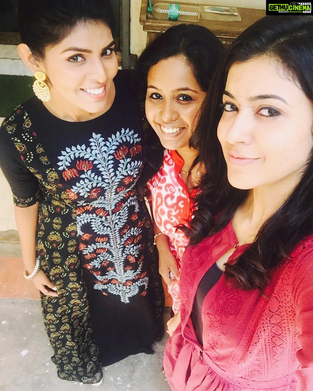 Anju Kurian Instagram - fun time wid @surekha.keziah @sheriljose #lovetosmile😊 #chennaidiaries📒💕 #shoottime📷 #meltinginthisheat #prettyladieseverywhere #breaktimeselfie #goodmorningeveryone