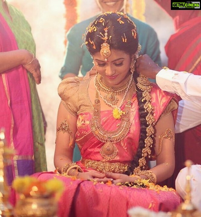 Anju Kurian Instagram - #throwback2016 #makkaphotography #vbjjewellery #shoottime📷 #traditionalwedding #ilovesaree❤