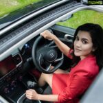 Anju Kurian Instagram - Twinning with the sporty highlight features of the #HyundaiVENUE with iMT, Intelligent Manual Transmission that adds to my bliss of being #LeftFree. To know the secret behind my free left leg style watch the video. Tell me in the comments what would you do if #LeftFree to explore what you love! @hyundaiindia
