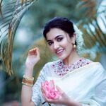 Anju Kurian Instagram - 🎵 Thaamarapoovil vaazhum deviyallo nee ✨🎶 #onam2020 #onamseries #sareelover #traditionalfusion #malayali_vibes #festiveseason #ponnonam2020 . . . Photography - @fazil_photography_ Outfit - @t.and.msignature Stylist - @joe_elize_joy MUA - @rizwan_themakeupboy Jewellery- @m.o.dsignature