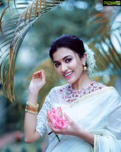 Anju Kurian Instagram - 🎵 Thaamarapoovil vaazhum deviyallo nee ✨🎶 #onam2020 #onamseries #sareelover #traditionalfusion #malayali_vibes #festiveseason #ponnonam2020 . . . Photography - @fazil_photography_ Outfit - @t.and.msignature Stylist - @joe_elize_joy MUA - @rizwan_themakeupboy Jewellery- @m.o.dsignature