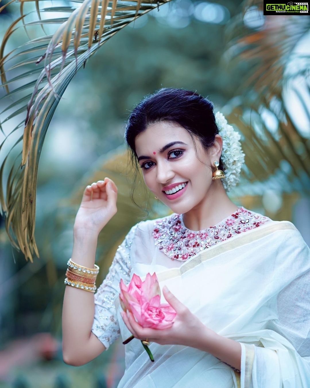 Anju Kurian Instagram - 🎵 Thaamarapoovil vaazhum deviyallo nee ✨🎶 #onam2020 #onamseries #sareelover #traditionalfusion #malayali_vibes #festiveseason #ponnonam2020 . . . Photography - @fazil_photography_ Outfit - @t.and.msignature Stylist - @joe_elize_joy MUA - @rizwan_themakeupboy Jewellery- @m.o.dsignature