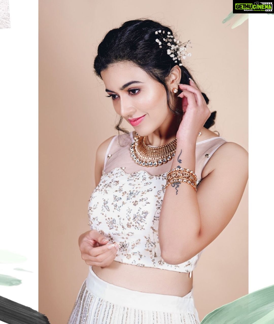 Anju Kurian Instagram - 🤍🤍🤍 . . . Photography - @fazil_photography_ Outfit - @t.and.msignature Stylist - @joe_elize_joy MUA - @rizwan_themakeupboy Jewellery- @m.o.dsignature Location - @poojaeffects . . #onam2020