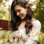 Anju Kurian Instagram - Can we speak in flowers ?? 🙈🙈🙈 It will be easier for me to understand . . . . Captured by - @amrutha.mariam Wearing - @flashfashiondesigns