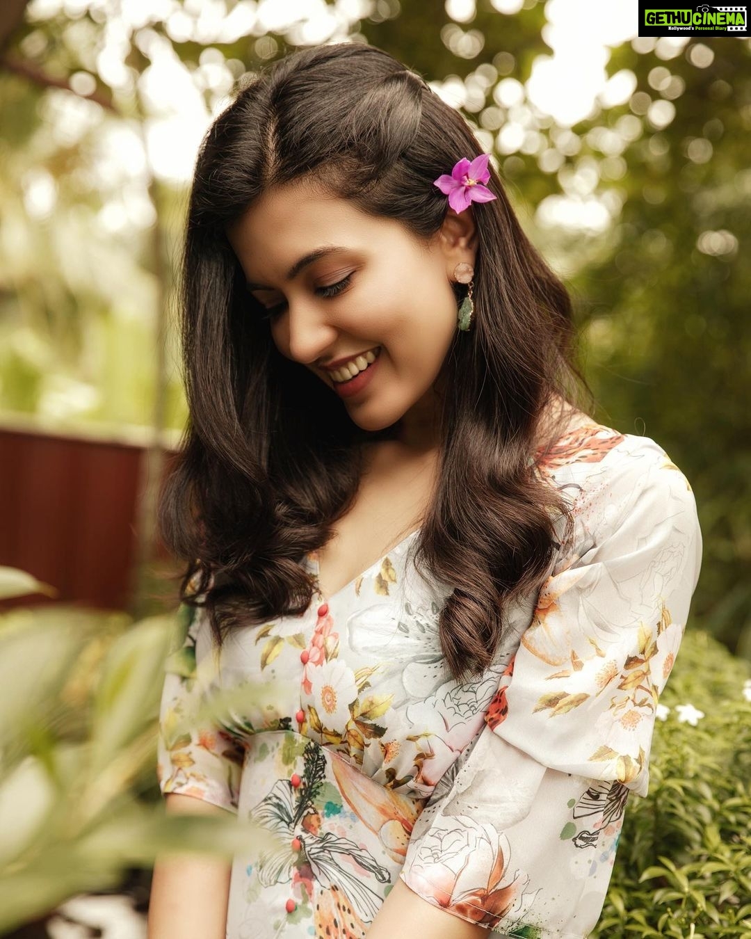 Anju Kurian Instagram - Can we speak in flowers ?? 🙈🙈🙈 It will be easier for me to understand . . . . Captured by - @amrutha.mariam Wearing - @flashfashiondesigns