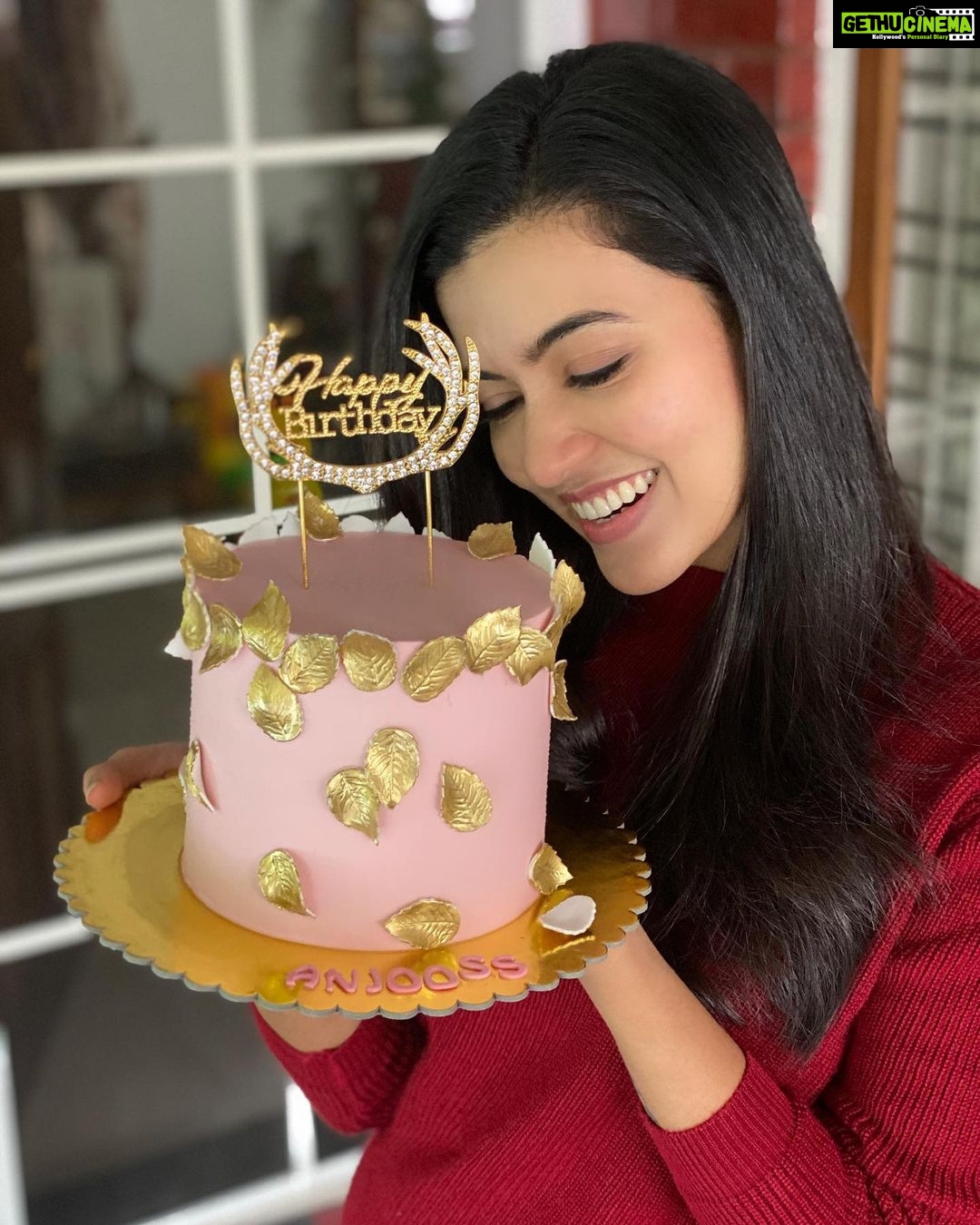 Anju Kurian Instagram - This is me being grateful not just for all the surprises & presents I received today but most importantly, a big thanks to all who loved the real me 🥰🙈. All my love to everyone who took out time to wish me and I am so thankful to god for giving me such a family and friends who never fail to make my day happier. Blessed with the best! ☺️☺️ You guys are too kind and I love you all ❤️❤️❤️. . . . P.c - @rickujacob
