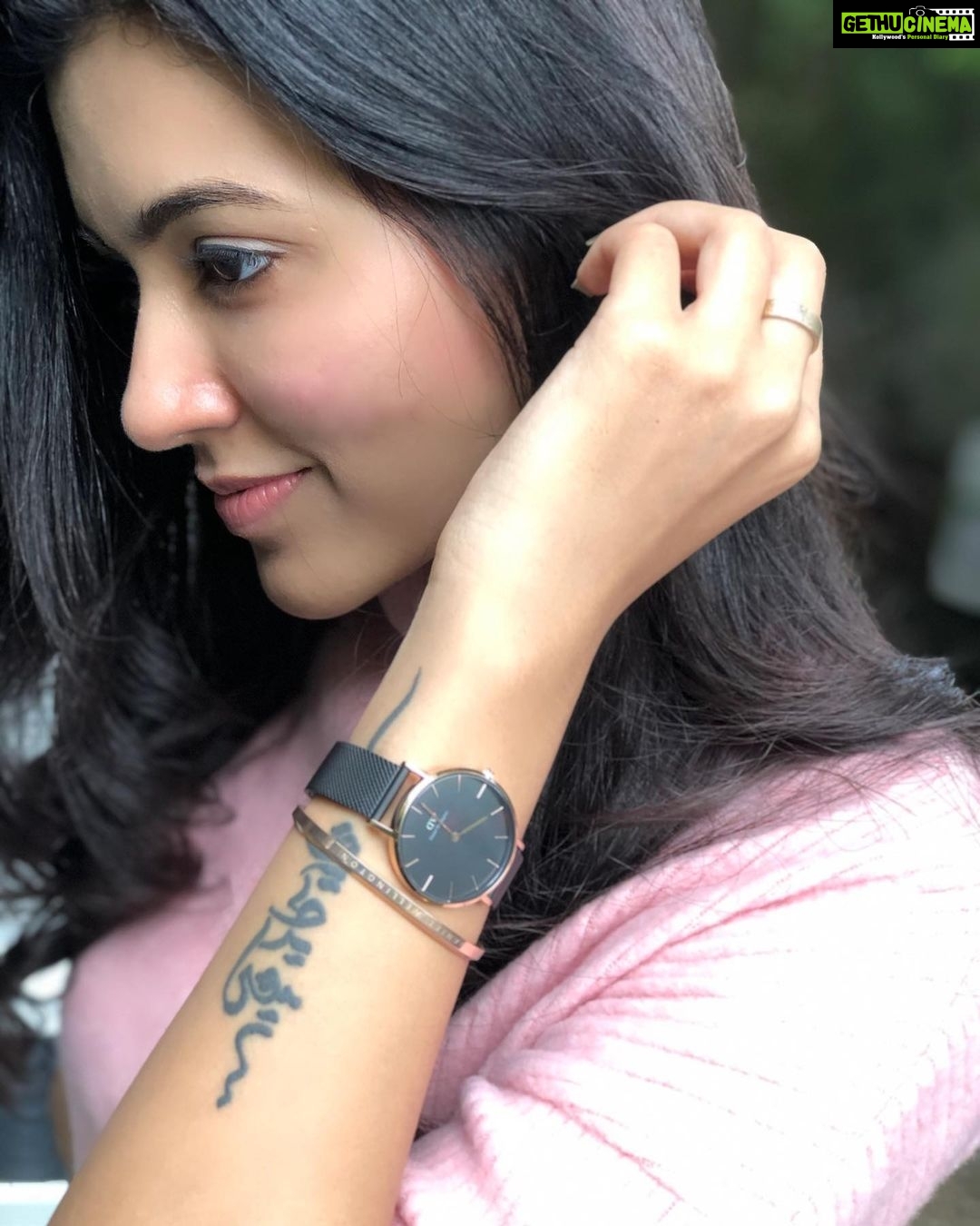 Anju Kurian Instagram - Make time for yourself! 🖤🖤🖤 Create two looks with your @danielwellington watch. Buy any watch and get a free strap. You can also get an additional benefit of 15% along with my code ANJU15 on their website. #danielwellington