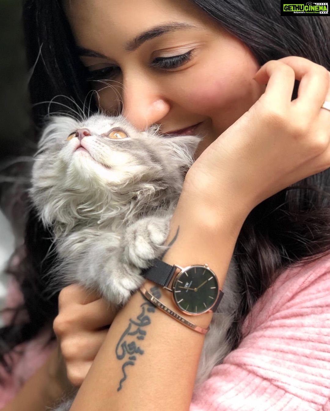Anju Kurian Instagram - Make time for yourself! 🖤🖤🖤 Create two looks with your @danielwellington watch. Buy any watch and get a free strap. You can also get an additional benefit of 15% along with my code ANJU15 on their website. #danielwellington