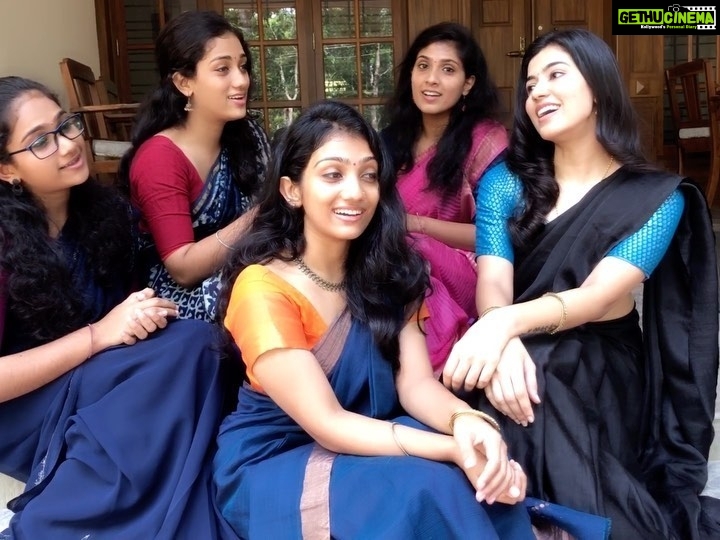 Anju Kurian Instagram - With the fast-paced lives, we were living, we hardly sat together as a family. The lockdown has given us a chance to go back to the days when family time was the most important time of the day. Family units have become closer than ever during this tough time.❤️❤️ #familytime #quarantinelife #sistersquad #makingmemories #gratefulheart #familylove #malayalamsong #eveningfun #countyourblessings #lockdownseries #loveyouall