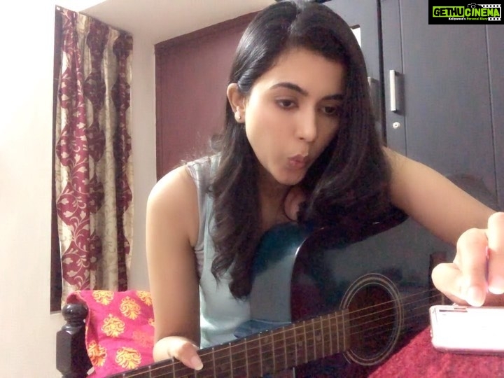 Anju Kurian Instagram - Who else has been learning to play guitar during this quarantine period ? 😹🙈 #quarantineexperiments #stayhomestaysafe #learningnewthings #quarantineproject #guessthesong