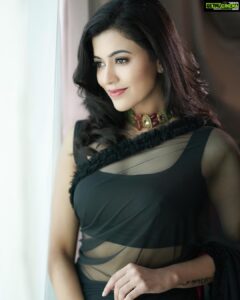 Anju Kurian Instagram - I think in black ♠️🖤♣️ . . . . P.c - @jiksonphotography Outfit & styling - @stephinlalanofficial MUA - @essensemakeup Jewelry- @rajianand