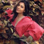 Anju Kurian Instagram - In the middle of nowhere 💓 . . . P.c - @rahimmahtab Styling - @stylist.varda . . . #traveldiaries #shootingdays📸 #instagood #instafamily #lovetopose #wanderlust #goodvibesonly #pinkitup #girlspower #naturelover