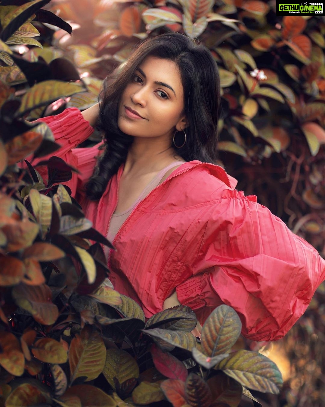 Anju Kurian Instagram - In the middle of nowhere 💓 . . . P.c - @rahimmahtab Styling - @stylist.varda . . . #traveldiaries #shootingdays📸 #instagood #instafamily #lovetopose #wanderlust #goodvibesonly #pinkitup #girlspower #naturelover