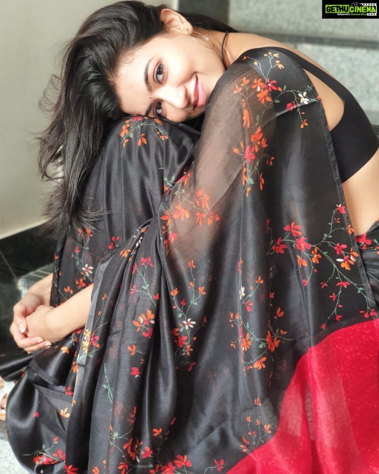 Anju Kurian Instagram - Imperfection is a form of freedom ❤️ . . . Saree : @globe_collectionss