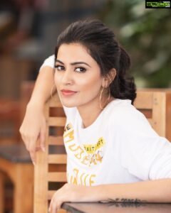 Anju Kurian Instagram - It’s the little things that make a big difference 💖 . . . 📸- @riophotography.in . . . Styling - @stylefilesbyzoya__joy . . . MUA- @swathi.jagannath.1 . . . Location - @ruralbluesrestobar