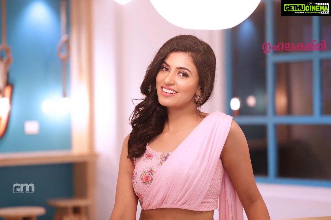 Anju Kurian Instagram - 🌸🌸🌸 Credits : @Grihalakshmi P.c: @georgemathewphotographyi Costumes: @designmecochin Styling: @styledbysmiji Makeup: @subin_lalitha
